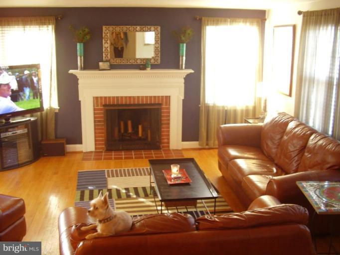 1417 East Joppa Road Towson, MD 21286 - Photo 2 of 15 Living Room