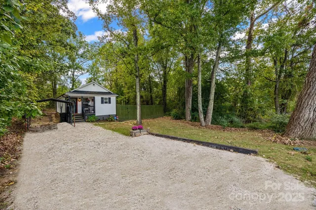 a view of a house with backyard and tree