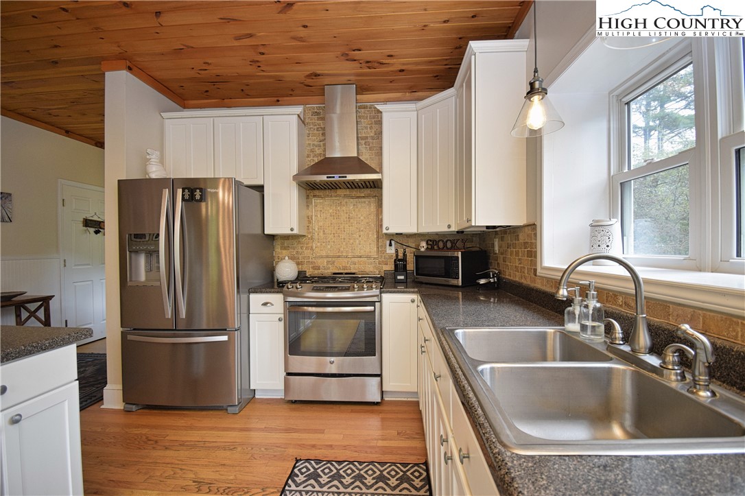 354 Broadstone Road Vilas, NC 28692 - Photo 11 of 50 Gallery Image 11