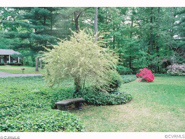 14262 Riverside Drive Ashland, VA 23005 - Photo 12 of 12 Yard/Garden - A side view of the Front Yard.