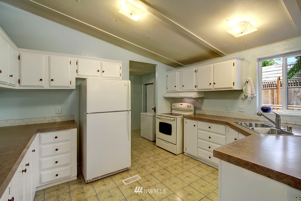 12811 Northeast 199th Street Bothell, WA 98011 - Photo 5 of 11