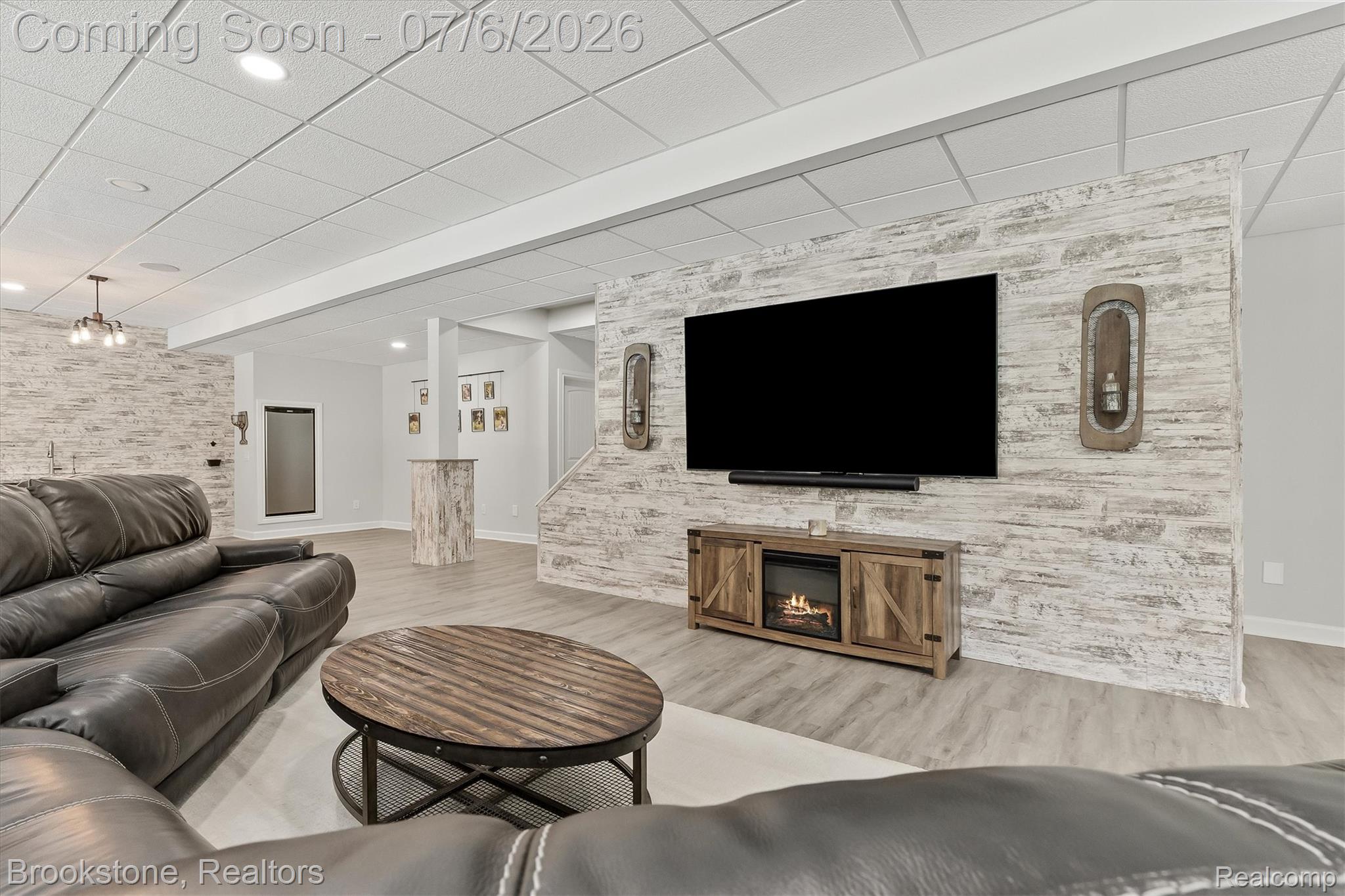 5458 Boulderwood Ridge Clarkston, MI 48348 - Photo 47 of 52 Beautiful feature wall detail