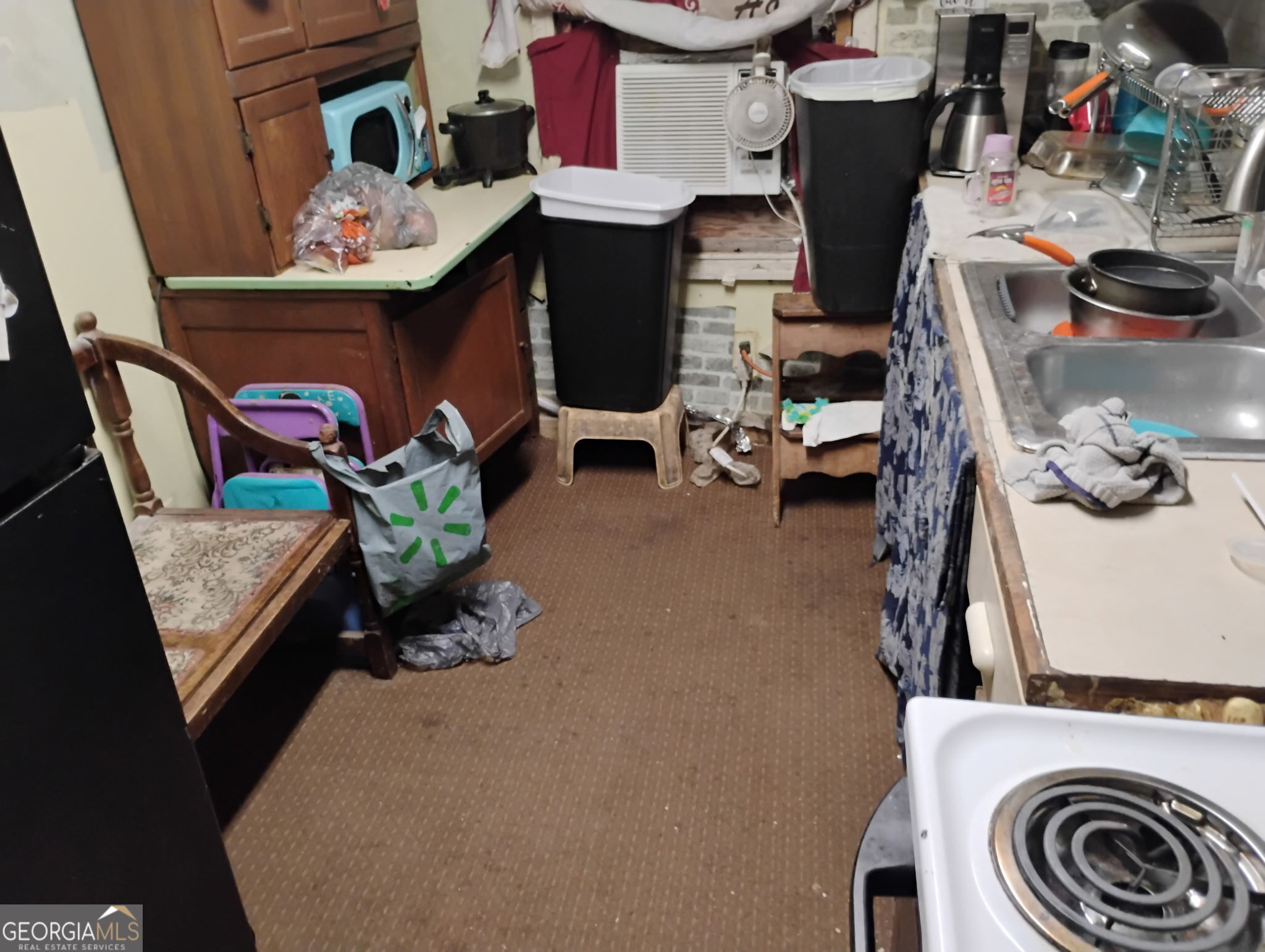 4124 Worsham Avenue Macon, GA 31206 - Photo 2 of 5 a utility room with dryer and washer