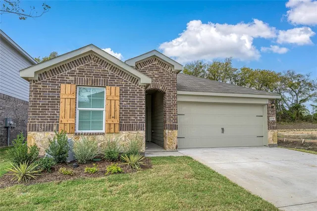 a view of a house with backyard and garden