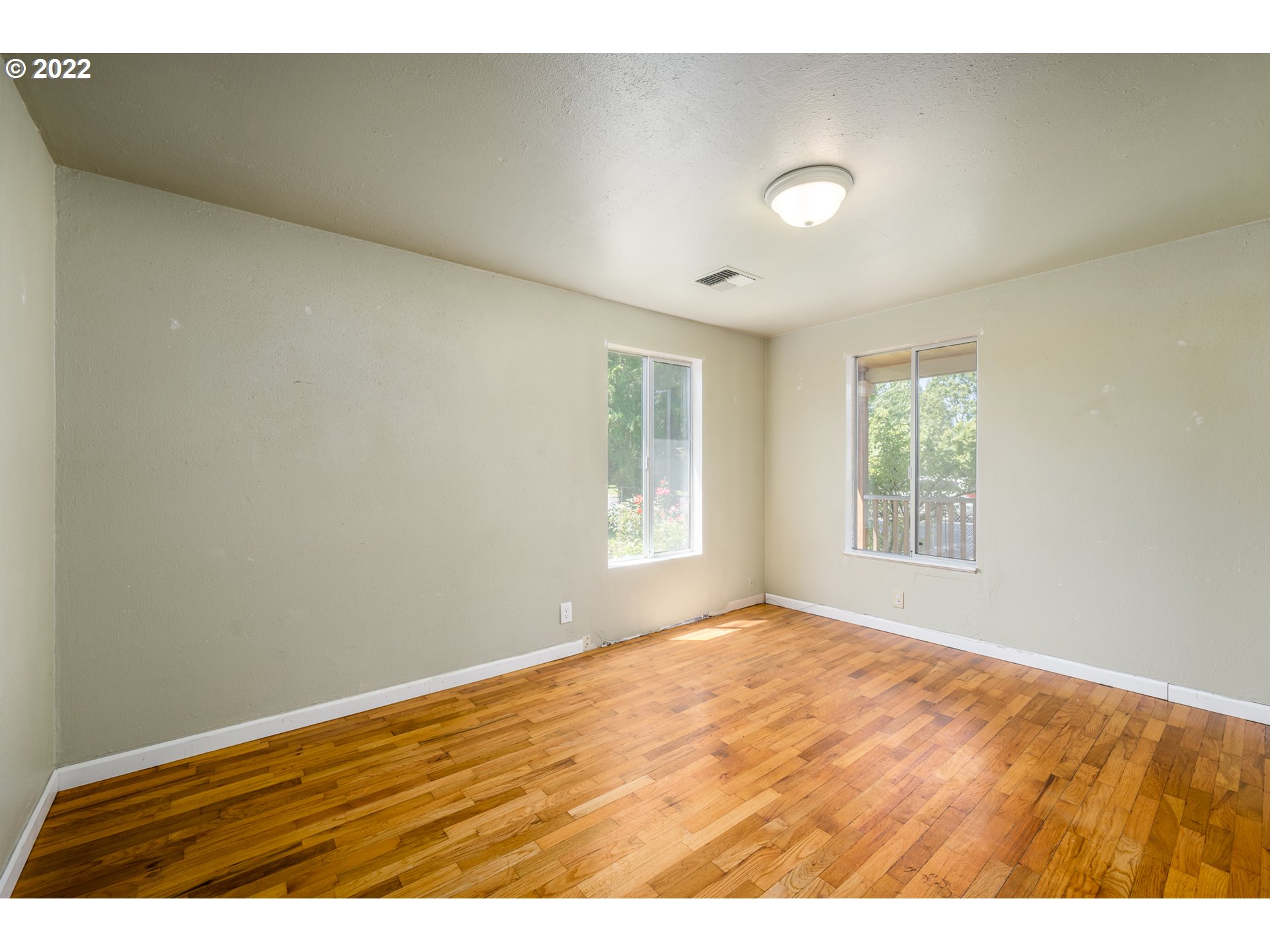 809 60th Street Springfield, OR 97478 - Photo 8 of 17 a view of an empty room with a window