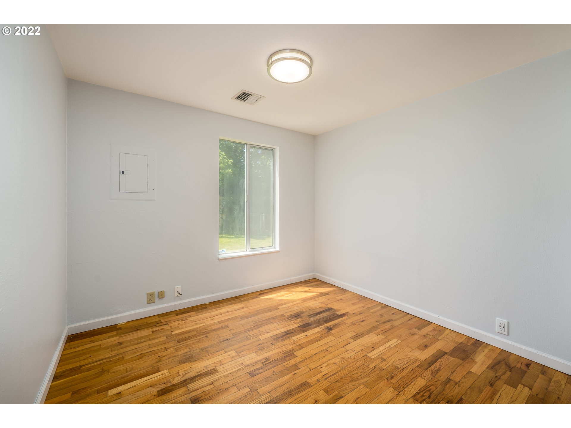 809 60th Street Springfield, OR 97478 - Photo 9 of 17 a view of an empty room with window