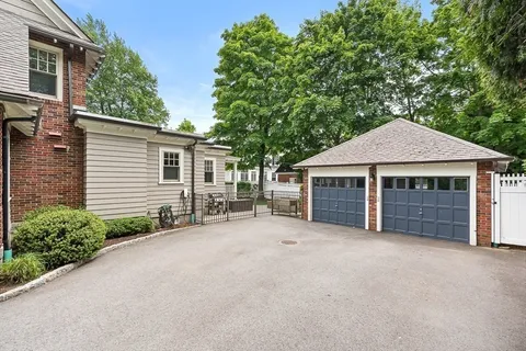 a view of a backyard