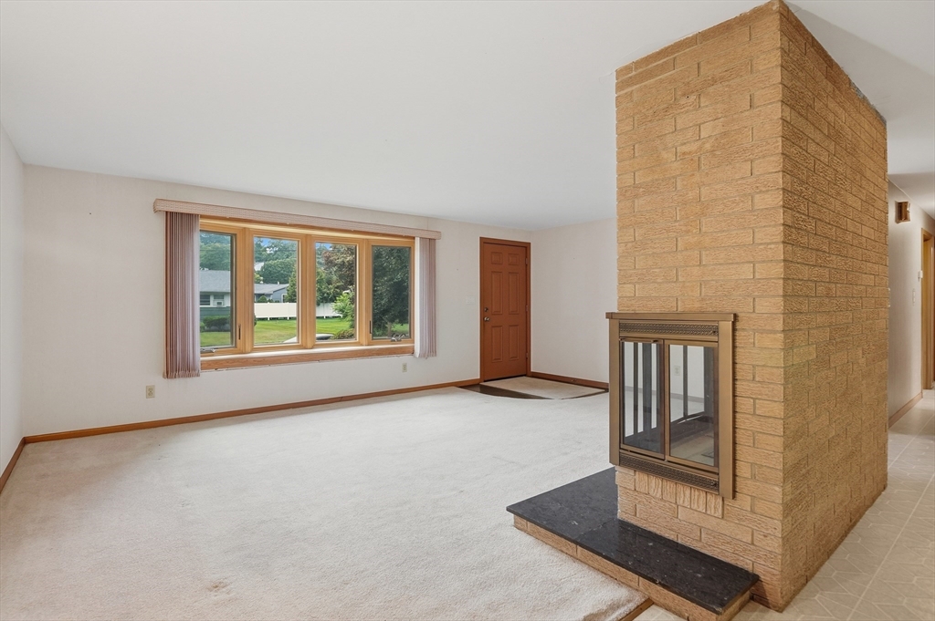 52 Thornton Road Worcester, MA 01606 - Photo 3 of 30