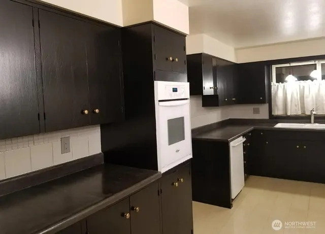 $3,100 | 1323 East Fir Street, Mount Vernon, WA 98273