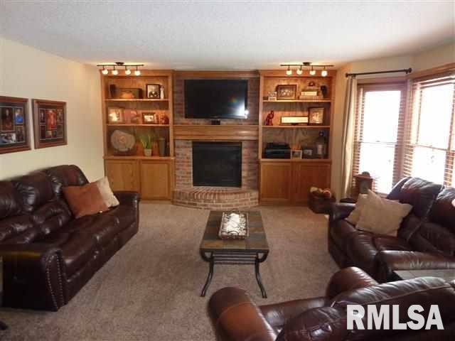 813 Fox Ridge Road Eldridge, IA 52748 - Photo 3 of 20 Gallery Image 3