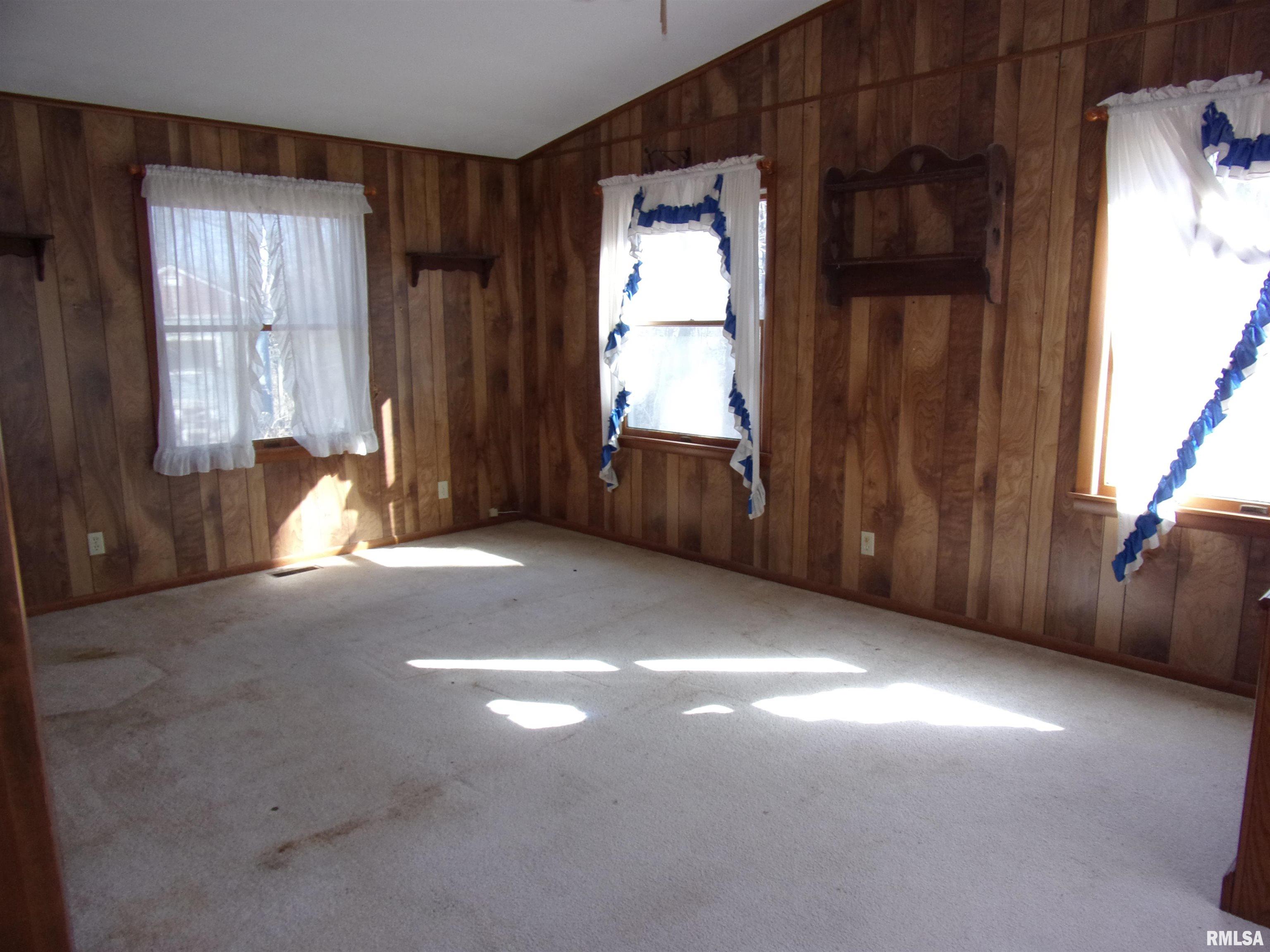 8424 Green Road Iuka, IL 62849 - Photo 3 of 9