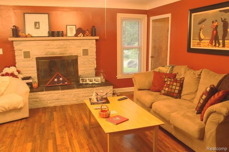 2860 Noble Road Oxford, MI 48370 - Photo 9 of 13 Living room 2.JPG