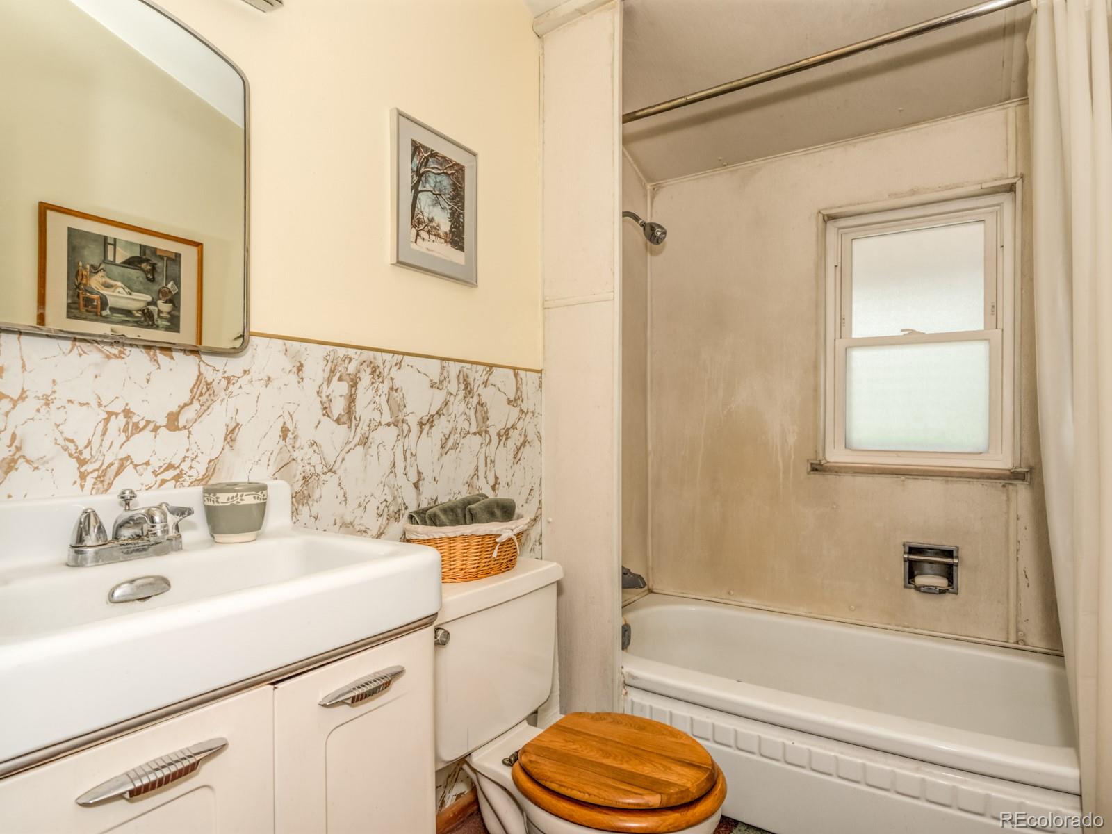 9695 Jones Road Franktown, CO 80116 - Photo 19 of 40 a bathroom with a sink a toilet and a bathtub