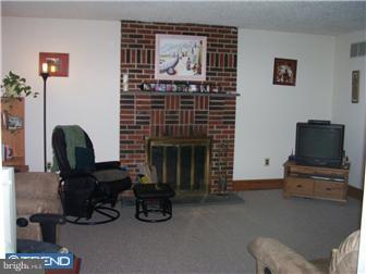 205 Delmar Street Philadelphia, PA 19128 - Photo 2 of 12 Living Room
