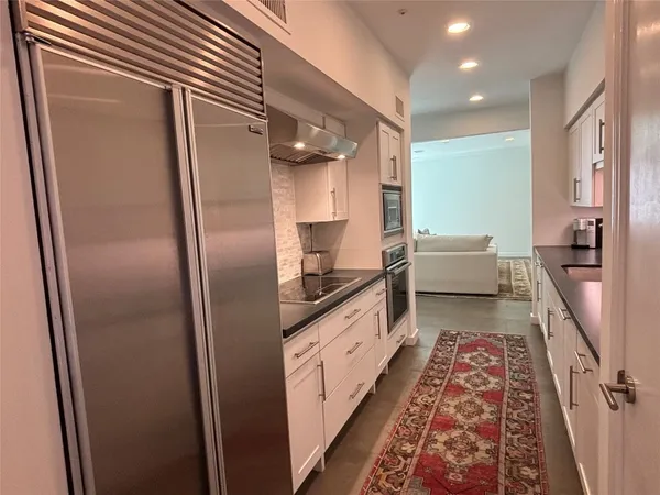 $774,900 | 10 South Briar Hollow Lane, Unit 55, Houston, TX 77027