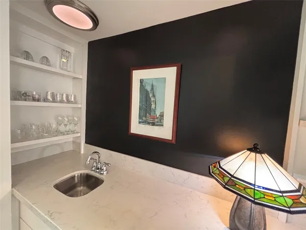 $774,900 | 10 South Briar Hollow Lane, Unit 55, Houston, TX 77027