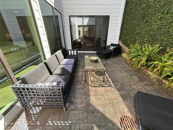 $774,900 | 10 South Briar Hollow Lane, Unit 55, Houston, TX 77027