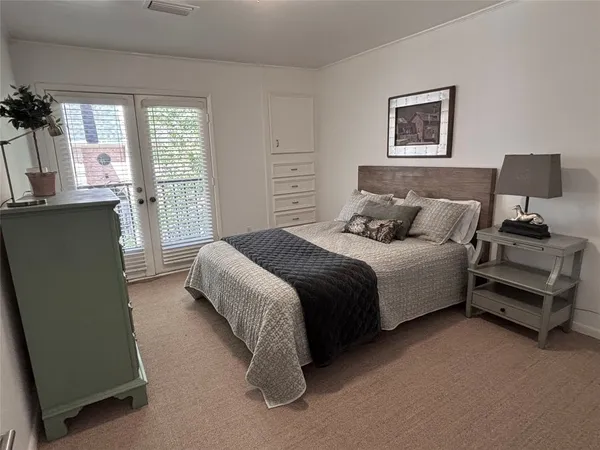 $774,900 | 10 South Briar Hollow Lane, Unit 55, Houston, TX 77027