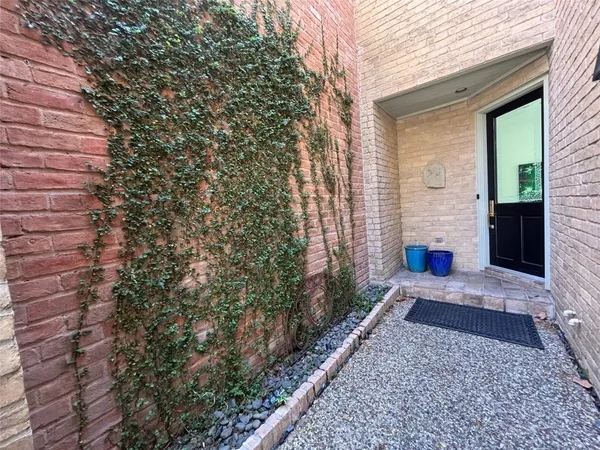 $774,900 | 10 South Briar Hollow Lane, Unit 55, Houston, TX 77027