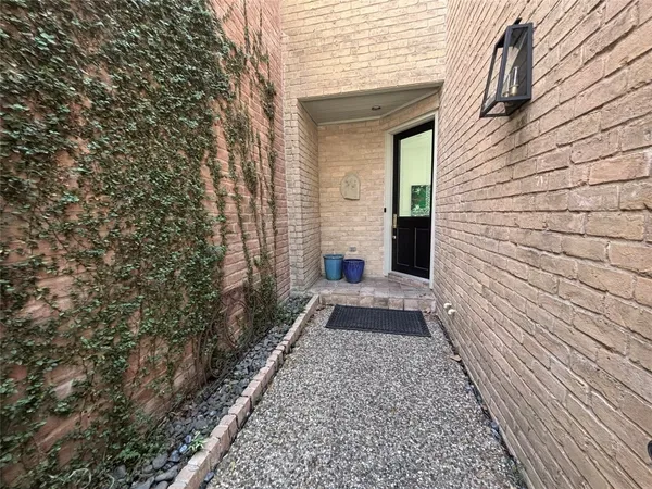 $774,900 | 10 South Briar Hollow Lane, Unit 55, Houston, TX 77027