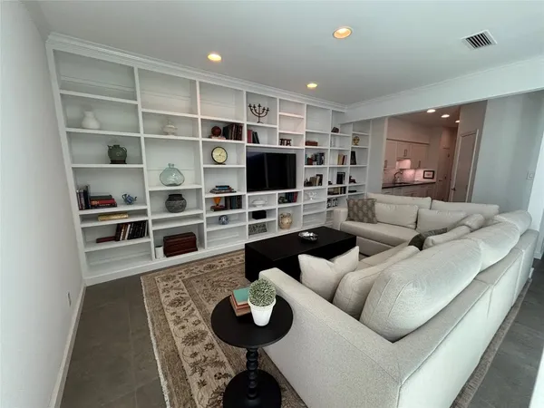 $774,900 | 10 South Briar Hollow Lane, Unit 55, Houston, TX 77027