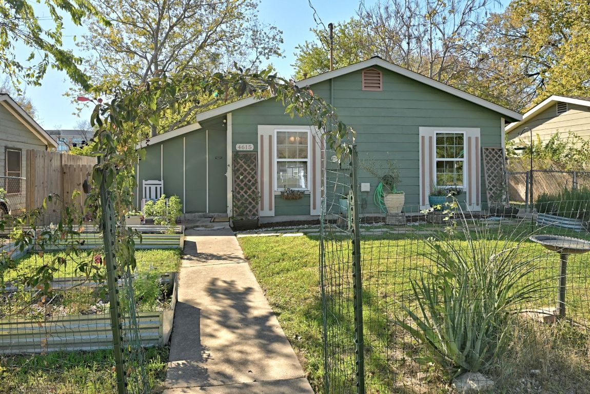 4615 Munson Street Austin, TX 78721 - Photo 4 of 27 Bungalow-style house featuring a garden