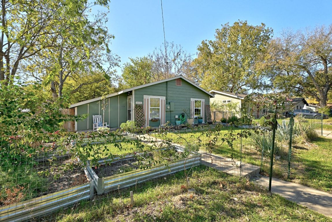 4615 Munson Street Austin, TX 78721 - Photo 7 of 27 View of front of home with a vegetable garden