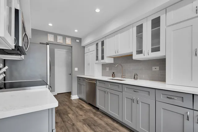 $288,000 | 1400 North Yarmouth Place, Unit 407, Mount Prospect, IL 60056