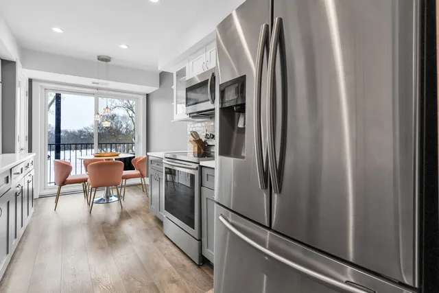 $288,000 | 1400 North Yarmouth Place, Unit 407, Mount Prospect, IL 60056