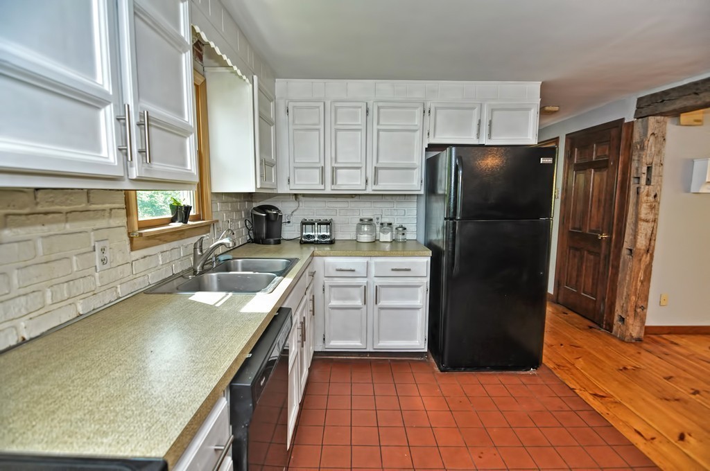 54 Countryside Road Grafton, MA 01536 - Photo 4 of 25 Gallery Image 4
