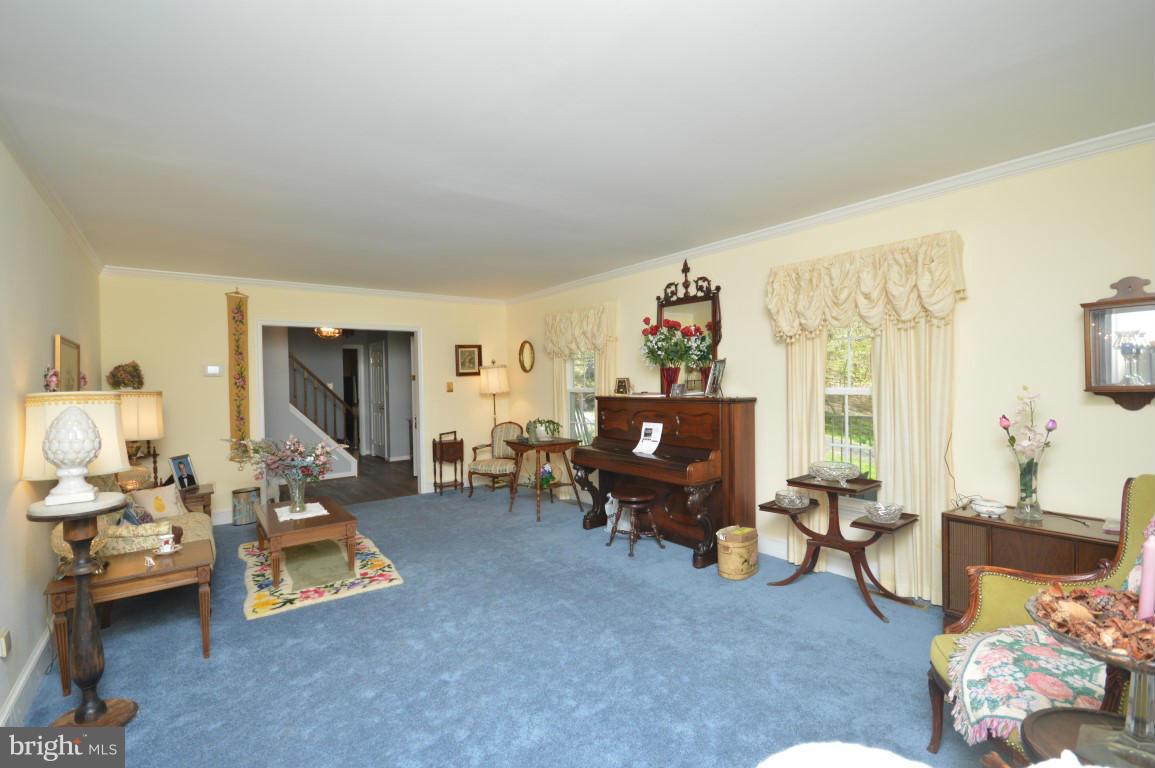 6386 Old Bust Head Road Broad Run, VA 20137 - Photo 10 of 30 Living Room