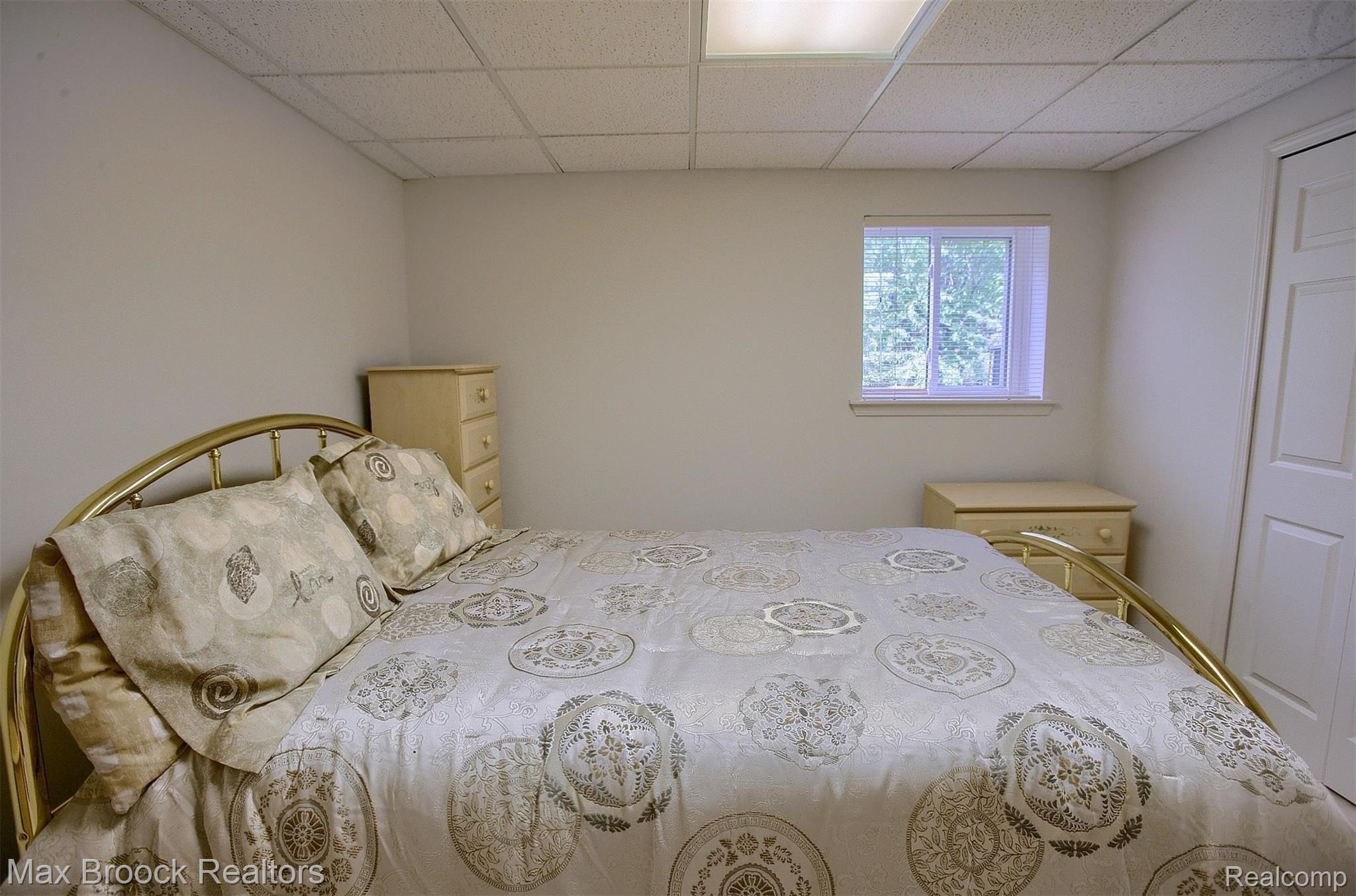 956 Churchill Circle Rochester, MI 48307 - Photo 22 of 30 19-2nd Bedroom.jpg