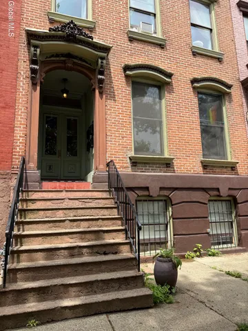 $1,275 | 8 Hall Place, Unit 2, Albany, NY 12210