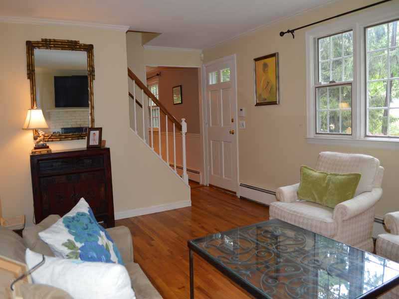 34 Meeker Court Rowayton, CT 06853 - Photo 7 of 22 a living room with furniture and a flat screen tv