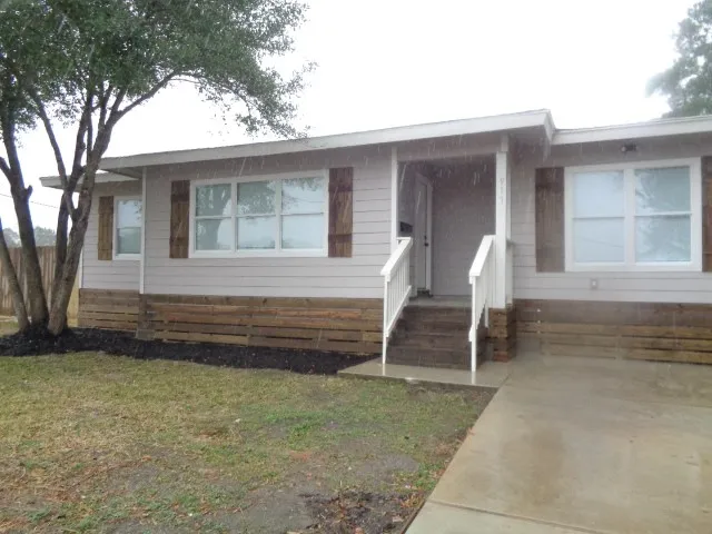 $1,950 | 917 Temple Drive, Hitchcock, TX 77563
