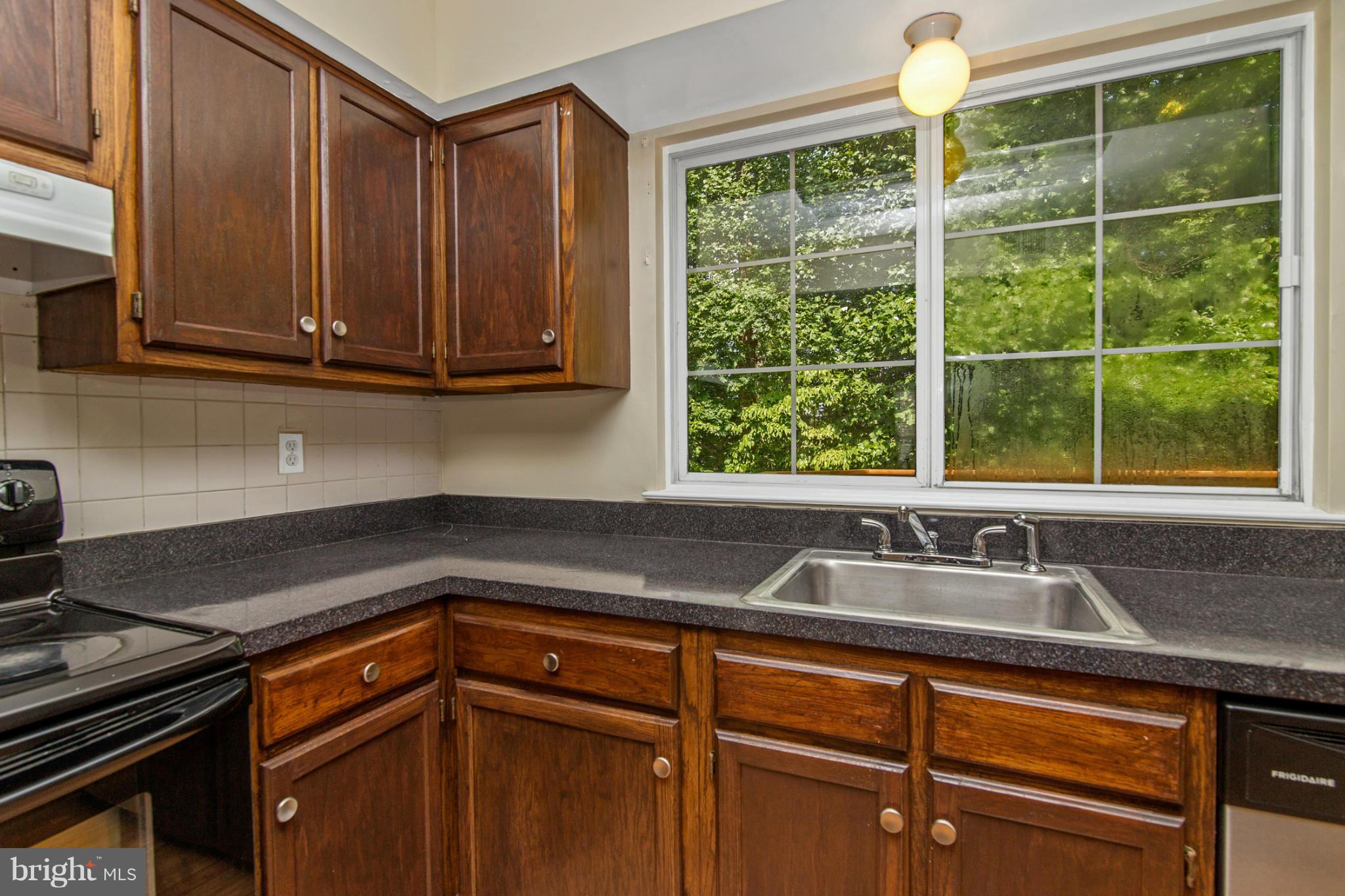 7 Wimbledon Court Silver Spring, MD 20906 - Photo 8 of 29 Kitchen