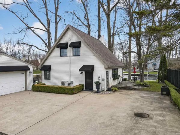 $595,000 | 12240 North Mariposa Drive, Syracuse, IN 46567