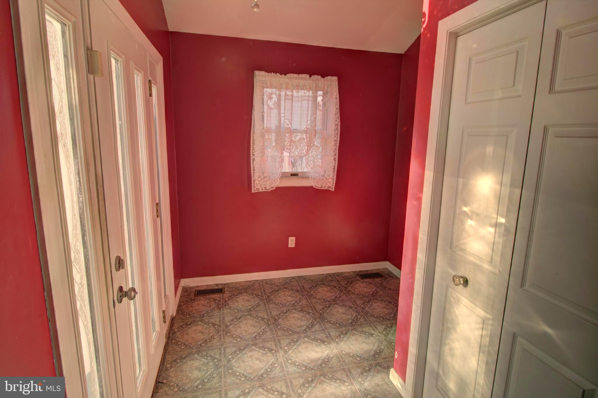 5805 Oakland Road Baltimore, MD 21227 - Photo 12 of 36 front entry room