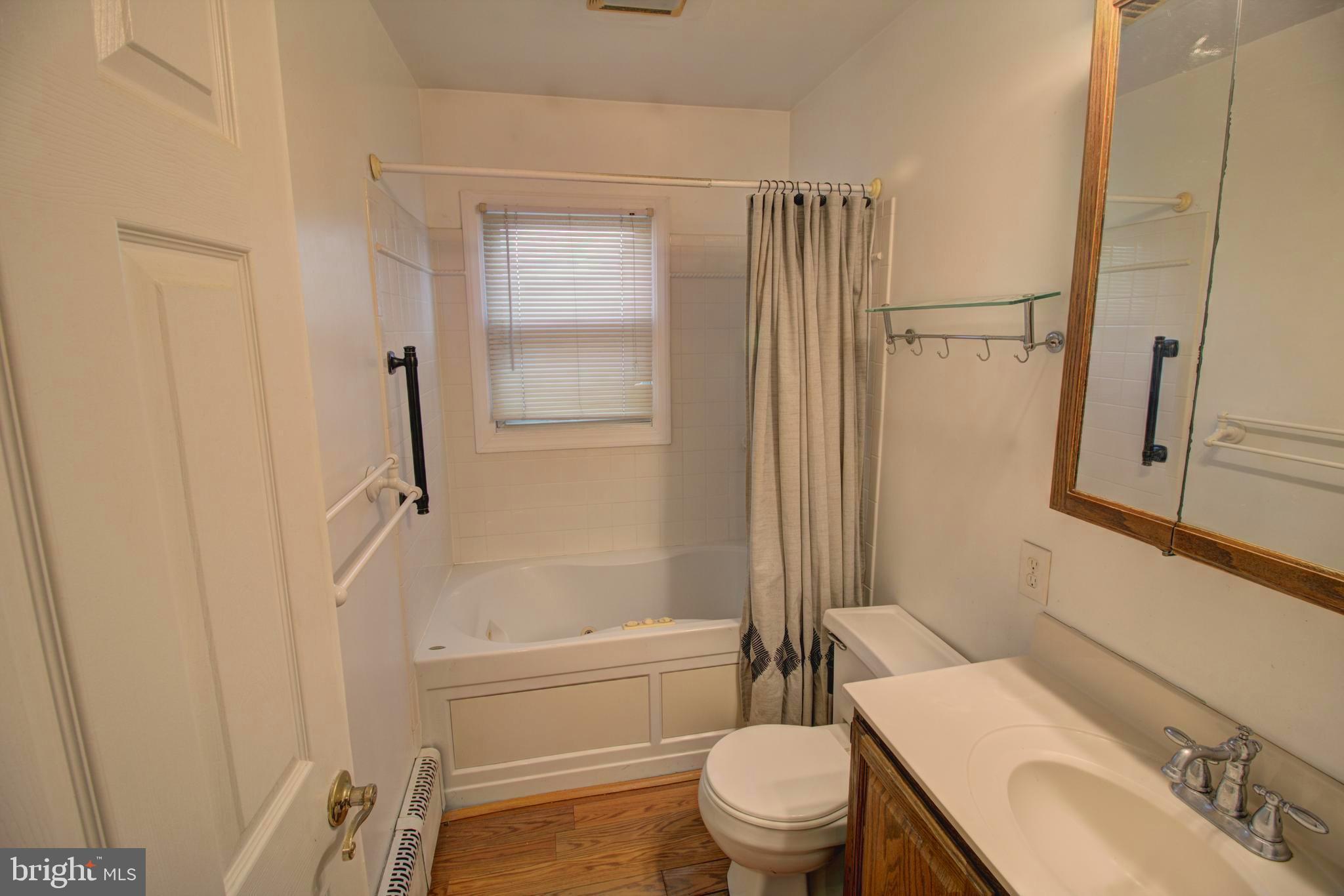 5805 Oakland Road Baltimore, MD 21227 - Photo 24 of 36 upper level full bath