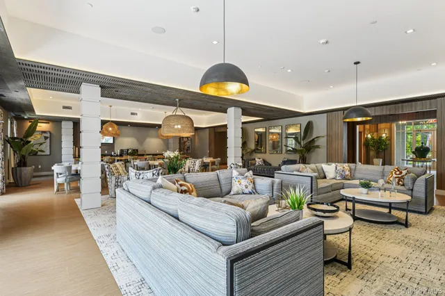 $3,350 | 4180 Sunrise Highway, Oakdale, NY 11769