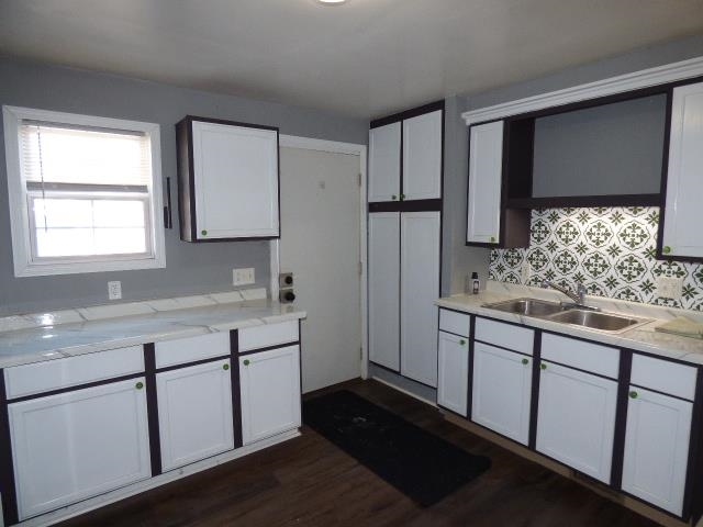 827 Garfield Avenue Beloit, WI 53511 - Photo 2 of 29