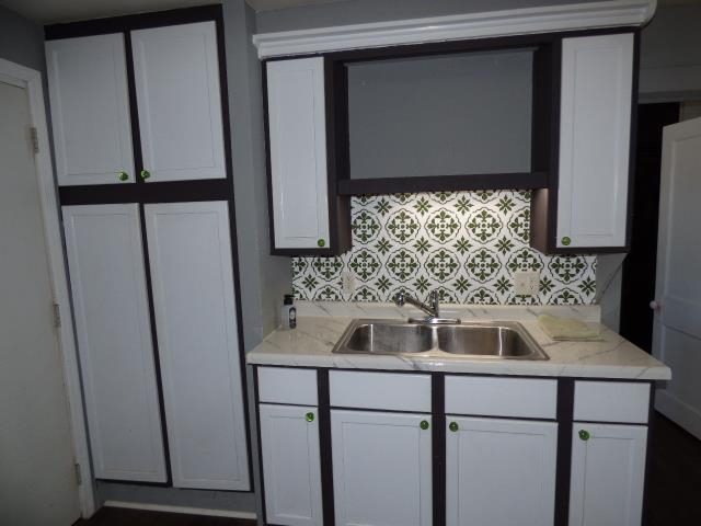 827 Garfield Avenue Beloit, WI 53511 - Photo 4 of 29