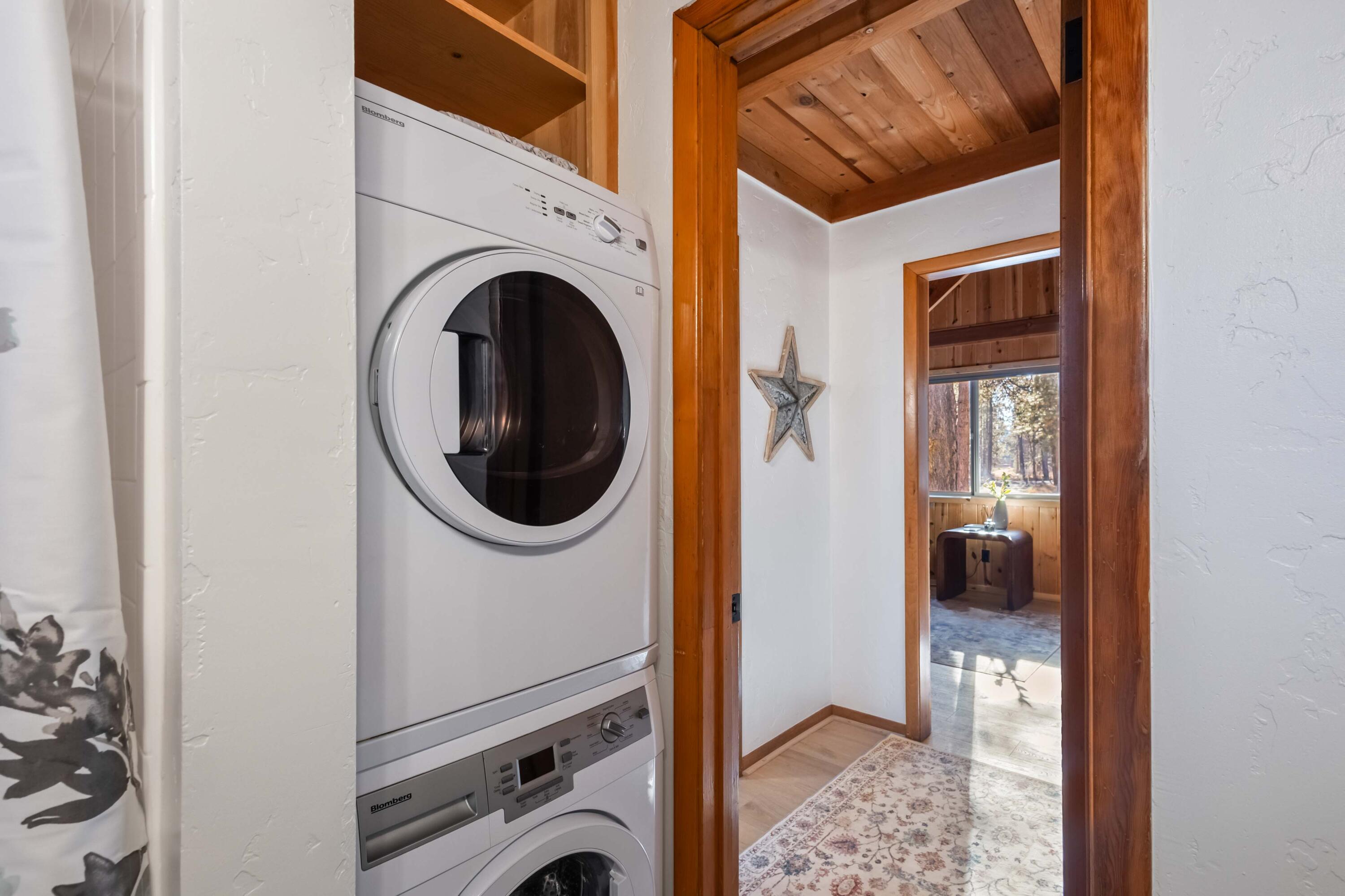 17280 Azusa Road Bend, OR 97707 - Photo 16 of 38 Laundry Area