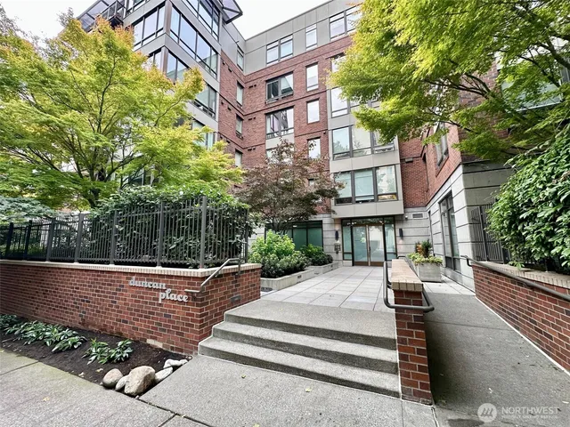 $415,000 | 4547 8th Avenue Northeast, Unit 306, Seattle, WA 98105