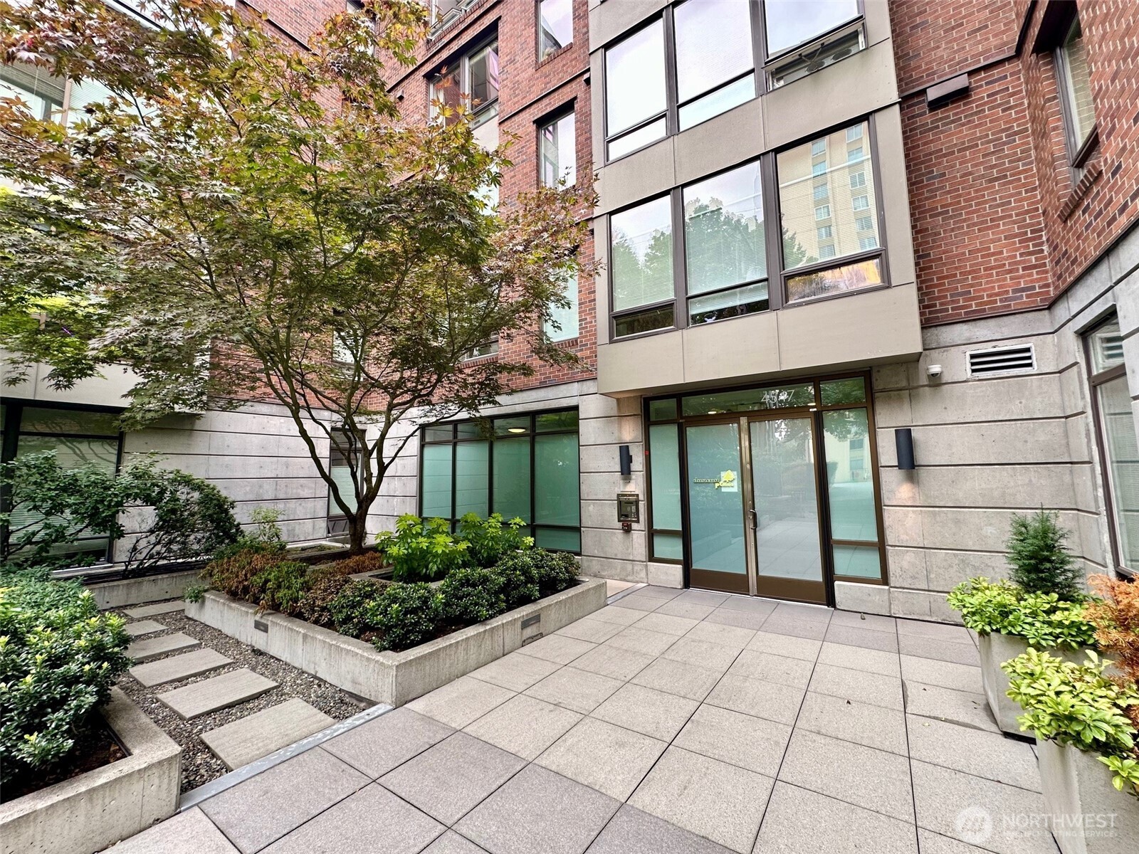 4547 8th Avenue Northeast, Unit 306 Seattle, WA 98105 - Photo 2 of 27