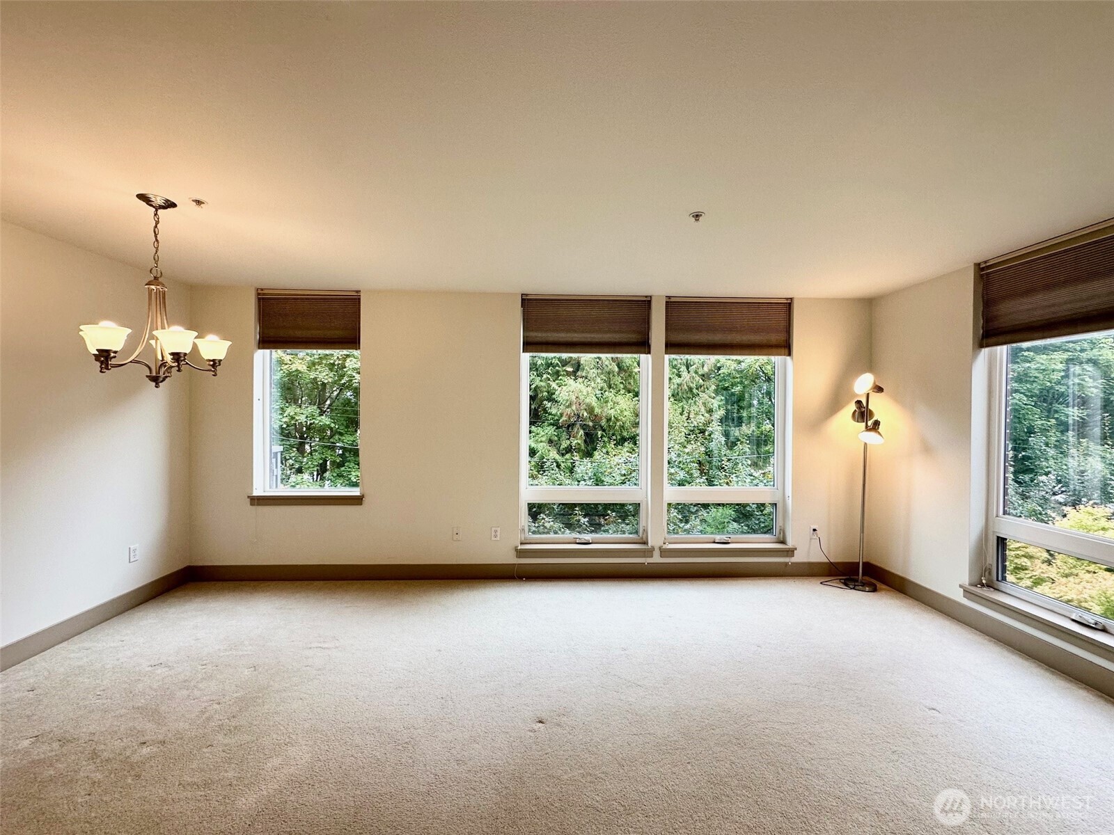 4547 8th Avenue Northeast, Unit 306 Seattle, WA 98105 - Photo 9 of 27