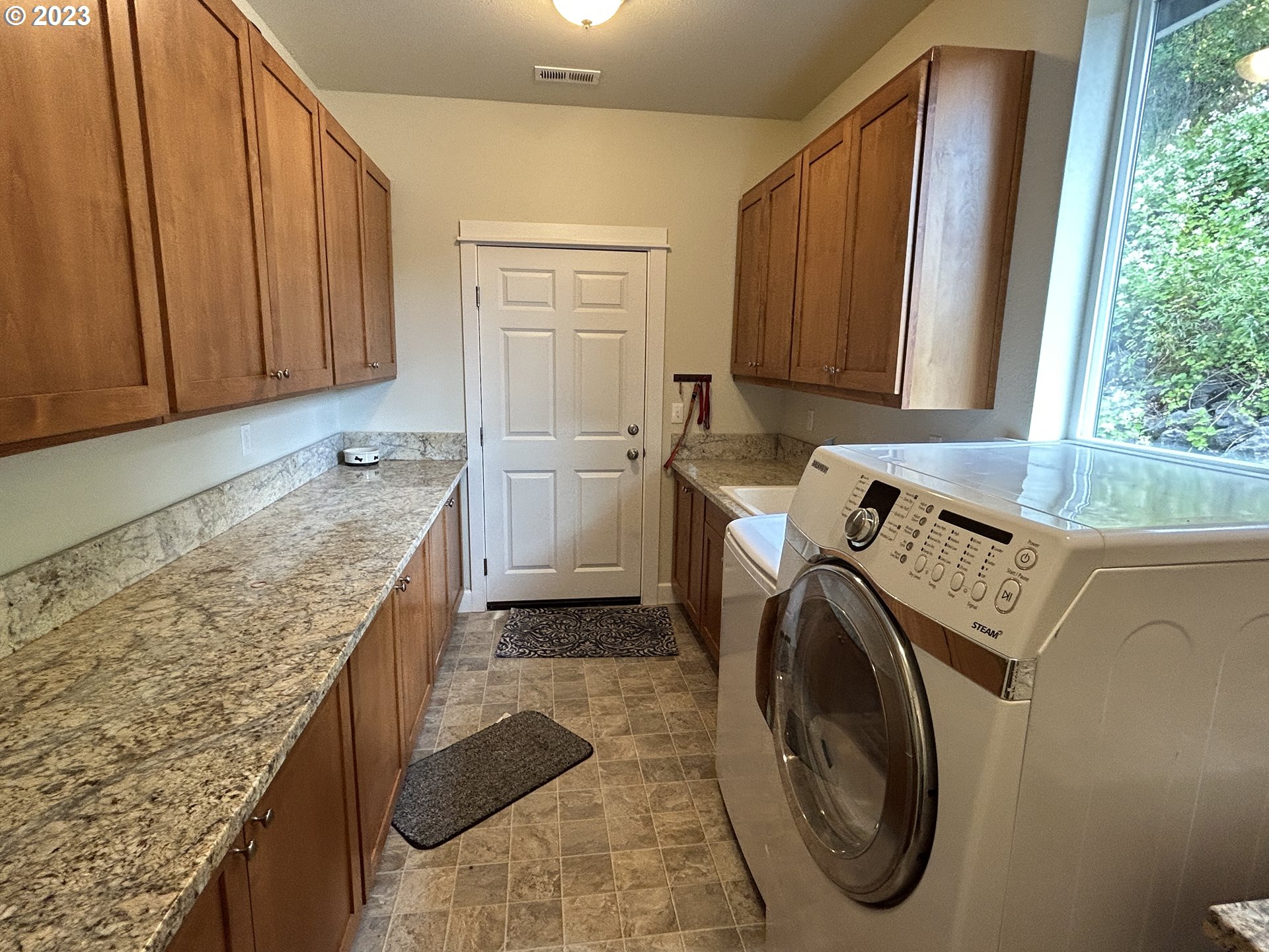 680 Southside Road Sutherlin, OR 97479 - Photo 21 of 28 Laundry