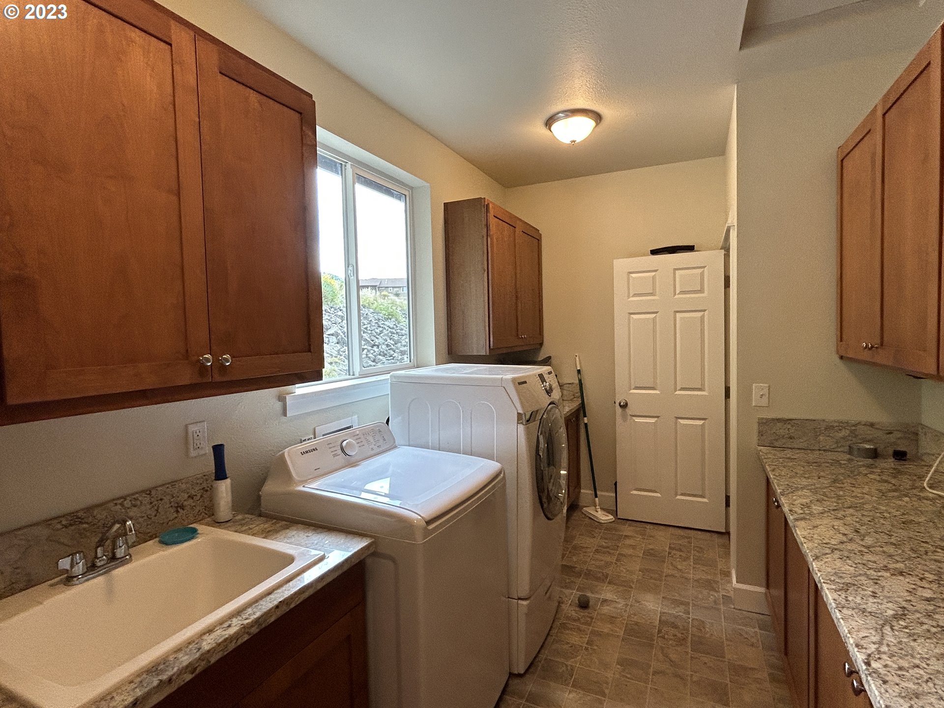 680 Southside Road Sutherlin, OR 97479 - Photo 22 of 28 Laundry