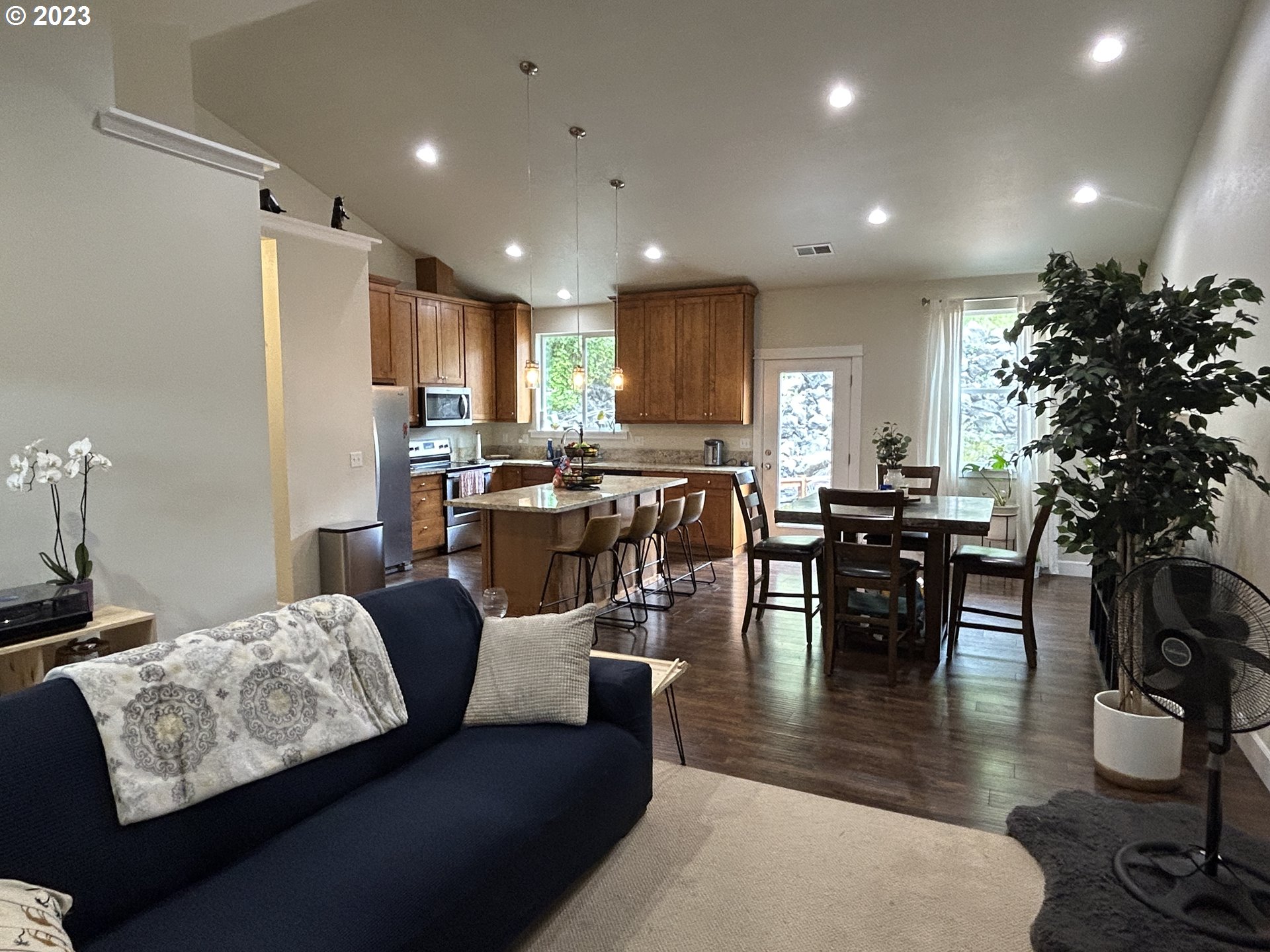 680 Southside Road Sutherlin, OR 97479 - Photo 4 of 28 Great Room