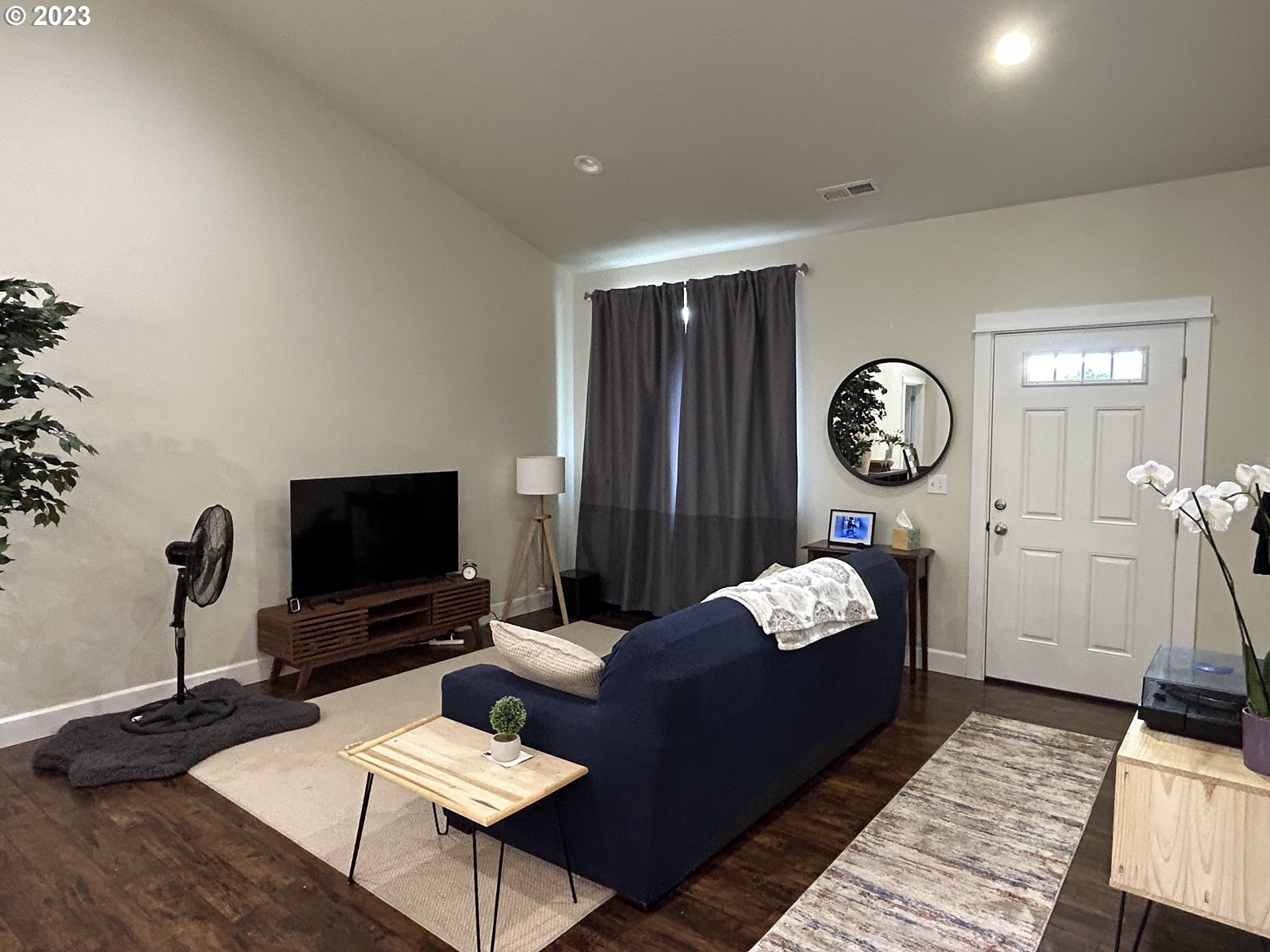 680 Southside Road Sutherlin, OR 97479 - Photo 6 of 28 Living Room/Entrance